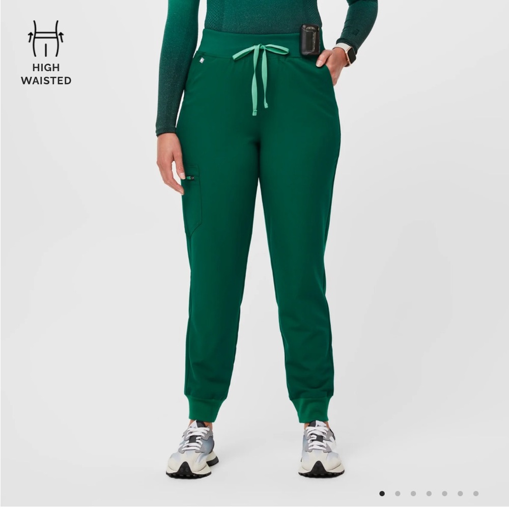 ⭐️⭐️ISO⭐️⭐️ size small Zamora joggers HUNTER GREEN
